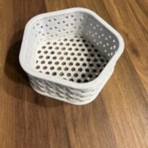 Pentagon shaped &quot;woven&quot; basket. 3D Print