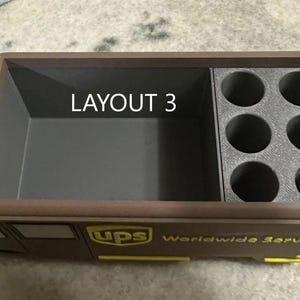 K&ouml;nnte beinhalten: Ein Set aus drei Keramikbechern mit gesprenkelter, matter Oberfl&auml;che. Die Becher sind in Creme-, Hellgrau- und Dunkelgraut&ouml;nen gehalten. Jeder Becher hat ein schlichtes, minimalistisches Design.
