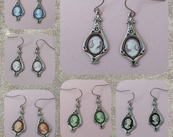Pendientes colgantes con camafeo en monturas de plata antigua; pendientes victorianos en varios colores; pendientes pequeños con camafeos en miniatura.