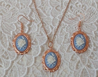 Boucles d'oreilles et collier camée bleu victorien Wedgewood ; Parure de bijoux Cottagecore avec petits camées en or rose et fleurs