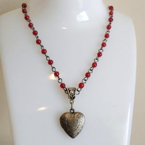 90er Jahre Medaillon-Halskette; Antikes silbernes Herz Locket auf einer roten Rosenkranz-Kette; Kokette gravierte Medaillons mit Perlenkette; Skater Schmuck