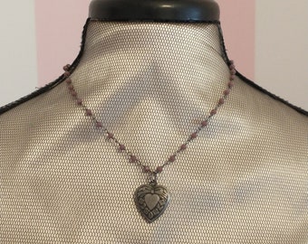 Collar Medallón Boho Chic en Plata Antigua con Cadena Rosario; Relicario de corazón grabado con cadena de cuentas color malva; Medallón Grunge de los 90