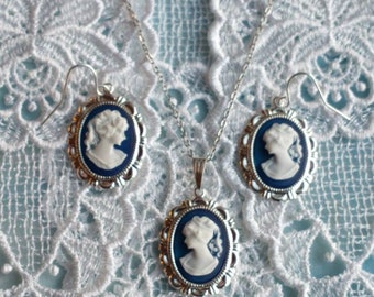 Ensemble de boucles d'oreilles et collier Silhouette camée dans une monture plaquée argent ; Parure de bijoux bohème chic / victorien avec camées bleu marine