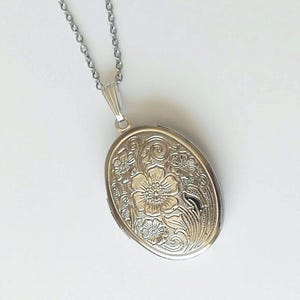 Médaillon victorien gravé pouvant s'ouvrir et se fermer ; Collier coquette argenté