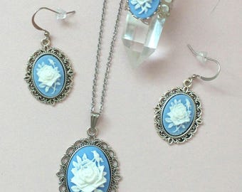 Smyckeset med kameomotiv i malva eller wedgewoodblått med antik silverinfattningar; ring, örhängen och halsband med blommig kameomotiv