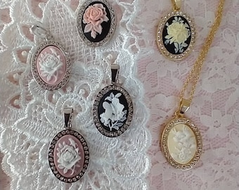 Colliers pendentifs Cottagecore Cameo dans une variété de couleurs avec des réglages de strass dorés et argentés ; Collier ras du cou à camée floral Cottage Chic