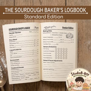 Op de afbeelding: Een open Sourdough Baker's Logbook Standard Edition met gedrukte velden voor bakgegevens, bloemmengsels, vloeistoffen, omgeving, tijdlijn en proces, sensorische evaluatie met sterren en ruimte voor notities en toekomstige aanpassingen.