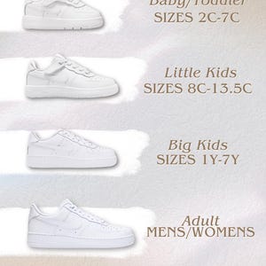 Puede incluir: Zapatillas blancas para beb&eacute;s, ni&ntilde;os peque&ntilde;os, ni&ntilde;os grandes y adultos. La imagen muestra diferentes tallas de zapatos con texto que indica los rangos de tallas: Beb&eacute;/Ni&ntilde;o peque&ntilde;o, Ni&ntilde;os peque&ntilde;os, Ni&ntilde;os grandes y Adultos. El texto tambi&eacute;n dice "MENS/WOMENS".