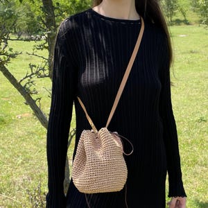Kleine Beuteltasche aus Raffia mit langem Lederband, gehäkelte Crossbody-Geldbörse - Verwandeln Sie in einen Strohhut, ein einzigartiges gewebtes Geschenk für Mama oder Freundin