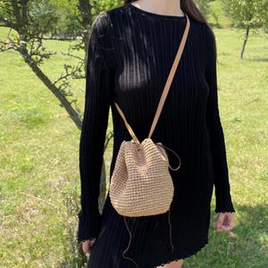 Raffia gewebte Beuteltasche, kleine Strohtasche mit langem Lederband, gehäkelte Crossbody Geldbörse mit langem Schultergriff, einzigartiges Frauengeschenk