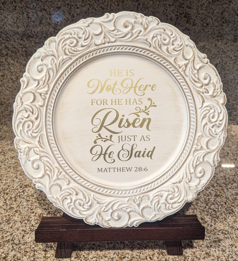 He is Risen Easter Plate: Gold Verse, Religious Home Decor (14x14) immagine 5