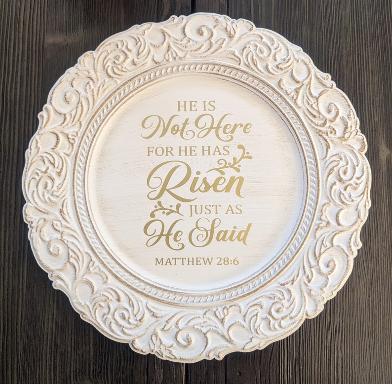 Pu&ograve; includere: Piatto da portata decorativo bianco con una scritta dorata che recita "Non &egrave; qui perch&eacute; &egrave; risorto come ha detto Matteo 28:6".