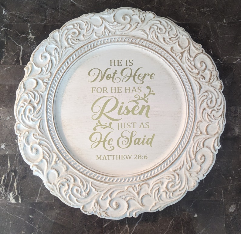 Pu&ograve; includere: Piatto da portata decorativo bianco con una scritta dorata che recita "Non &egrave; qui perch&eacute; &egrave; risorto come ha detto Matteo 28:6".