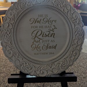 He is Risen Easter Plate: Gold Verse, Religious Home Decor (14x14) immagine 6