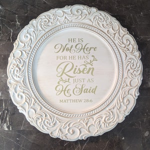 He is Risen Easter Plate: Gold Verse, Religious Home Decor (14x14) immagine 4
