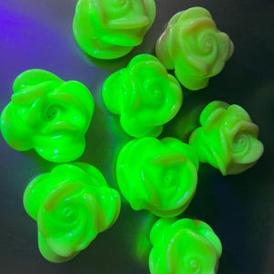 Puede incluir: Ocho botones de cristal verde brillante en forma de rosa. Los botones están hechos de cristal de uranio y brillan bajo una luz negra.
