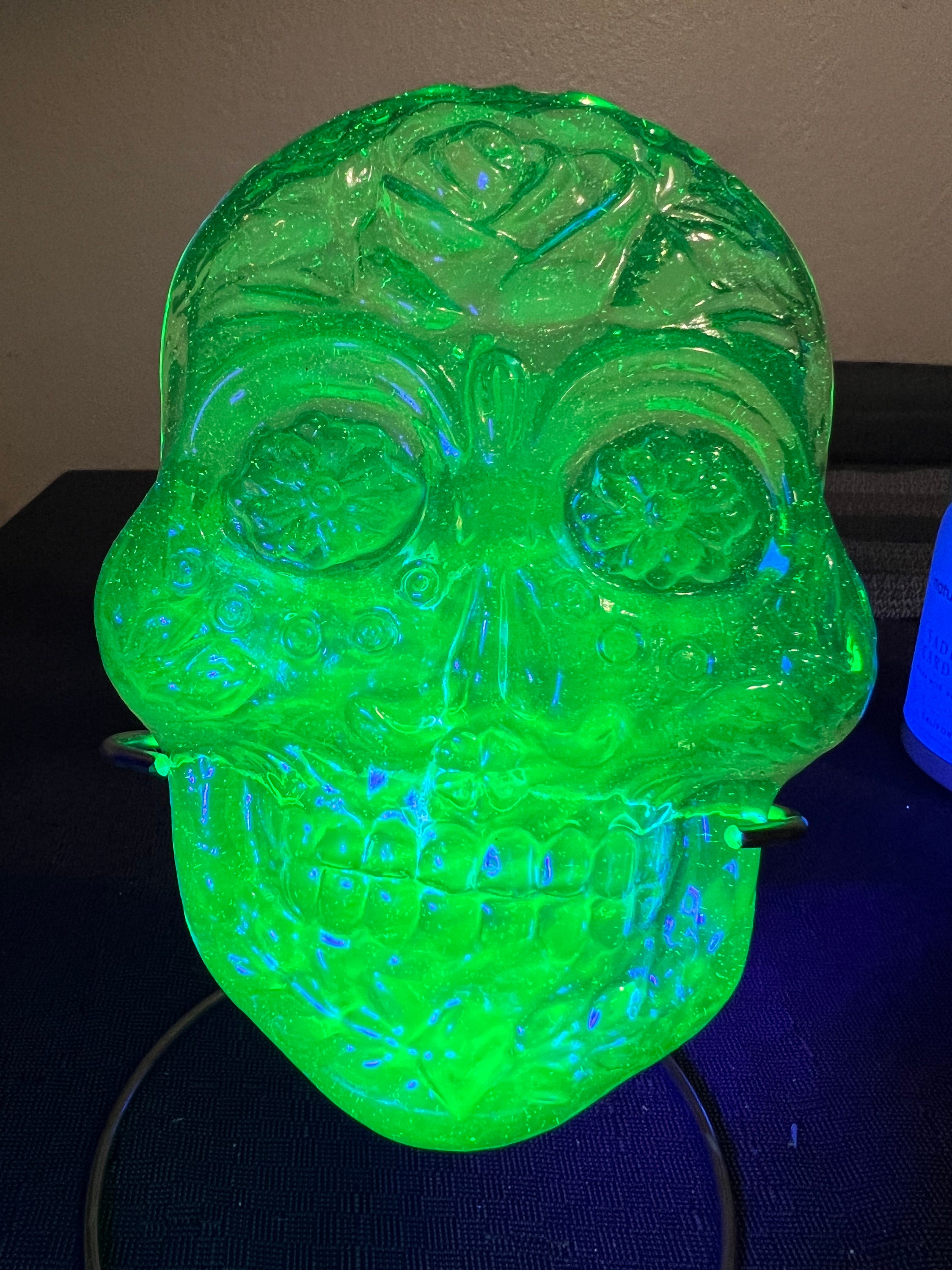 Cráneo de vidrio de uranio (verde cristal) - Etsy México, image size:2250x3000