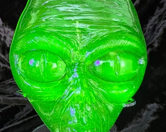 Verre à l'uranium extraterrestre moulé (vert)
