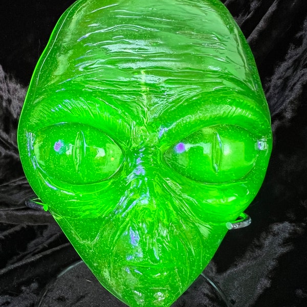 Uranium Glass Cast Alien (green)