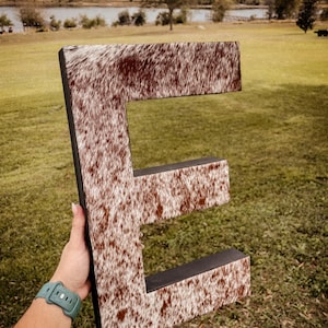Letras de pie de papel maché para decoración del hogar hechas de piel de vaca auténtica