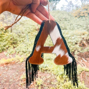 Colgadores de espejo retrovisor occidental de piel de vaca genuina personalizados y amuletos iniciales para automóviles