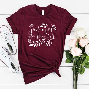 Juste une fille qui aime la chemise d’automne, la chemise d’automne mignonne, l’automne T, le tee-shirt Bella Canvas, le tee graphique pour femmes