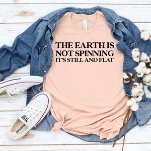 Jorden snurrar inte, den är stilla och platt skjorta Platt jord-skjorta Flat Earther-t-shirt Konspirationsskjorta Läs din bibel-t-shirt