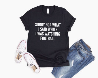 Desculpe pelo que eu disse enquanto assistia camisa de futebol, presente engraçado para marido de futebol, camisa de futebol engraçada para ele, camisa de fã de futebol