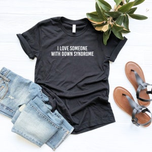 Adoro qualcuno con camicia sindrome down, camicia di sensibilizzazione per l&#39;educazione speciale, camicia di sensibilizzazione sulla sindrome di Down