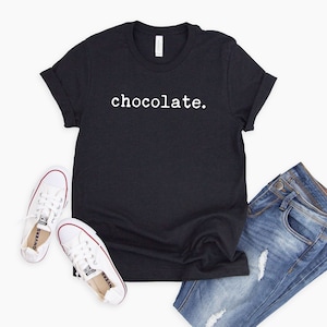 Schokolade. | Schreibmaschine Schrift Shirt | Geschenk für Frau | Freundin Geschenk | Oma Tee Schokolade Shirt | Schokoladenliebhaber | Lustiges Schokoladen Shirt