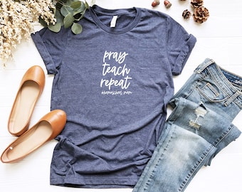 Pray Teach Repeat Homeschool Mom Shirt, Homeschool Mama Shirt, Homeschool Shirt, Homeschooling Mom, Back to School Shirt, Mother’s Day