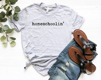 Homeschoolin' Typewriter Font Shirt, Homeschool Mama Shirt, Homeschool Shirt, Homeschooling Mom, Back to School Shirt, Día de la Madre