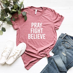 Camisa de Pray Fight Believe, camisa contra el cáncer de mama, camisa cristiana contra el cáncer, camisa de Faith Cancer, camisa de cáncer familiar, camisa de apoyo contra el cáncer