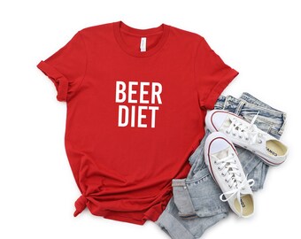 Op de afbeelding: Rood T-shirt met de tekst "BEER DIET" in witte letters.