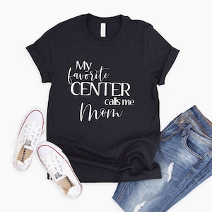 Meu centro favorito chama-me mamã camiseta de &lt;br&gt; Entrega Rápida? Presente de Dia das Mães de Jogador de Futebol | Presente para mãe esportiva | Mamã do futebol camiseta de &lt;br&gt; Entrega Rápida? Camiseta de presente para mamãe