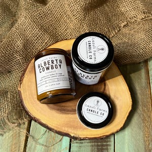 Bougie Cowboy de l&#39;Alberta | Bougie de cire de soja naturelle | Cuir Suède Patchouli Sapin Bois de santal Épice