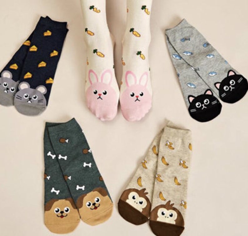 Puede incluir: Un conjunto de seis pares de calcetines coloridos con diferentes dise&ntilde;os de animales. Los calcetines presentan una variedad de animales, incluidos conejos, gatos, perros y monos. Los calcetines est&aacute;n hechos de un material suave y c&oacute;modo y son perfectos para el uso diario.