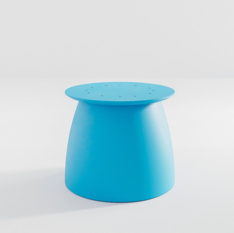 Pu&ograve; includere: Uno sgabello rotondo di colore azzurro chiaro con una base leggermente svasata. La parte superiore dello sgabello presenta una serie di piccoli fori.