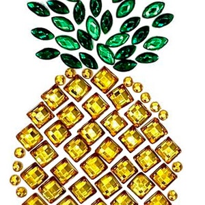 Op de afbeelding: Een ananasontwerp gemaakt van groene en gele strass steentjes. De ananas is gemaakt van vierkante strass steentjes en de bladeren zijn gemaakt van ovale strass steentjes.