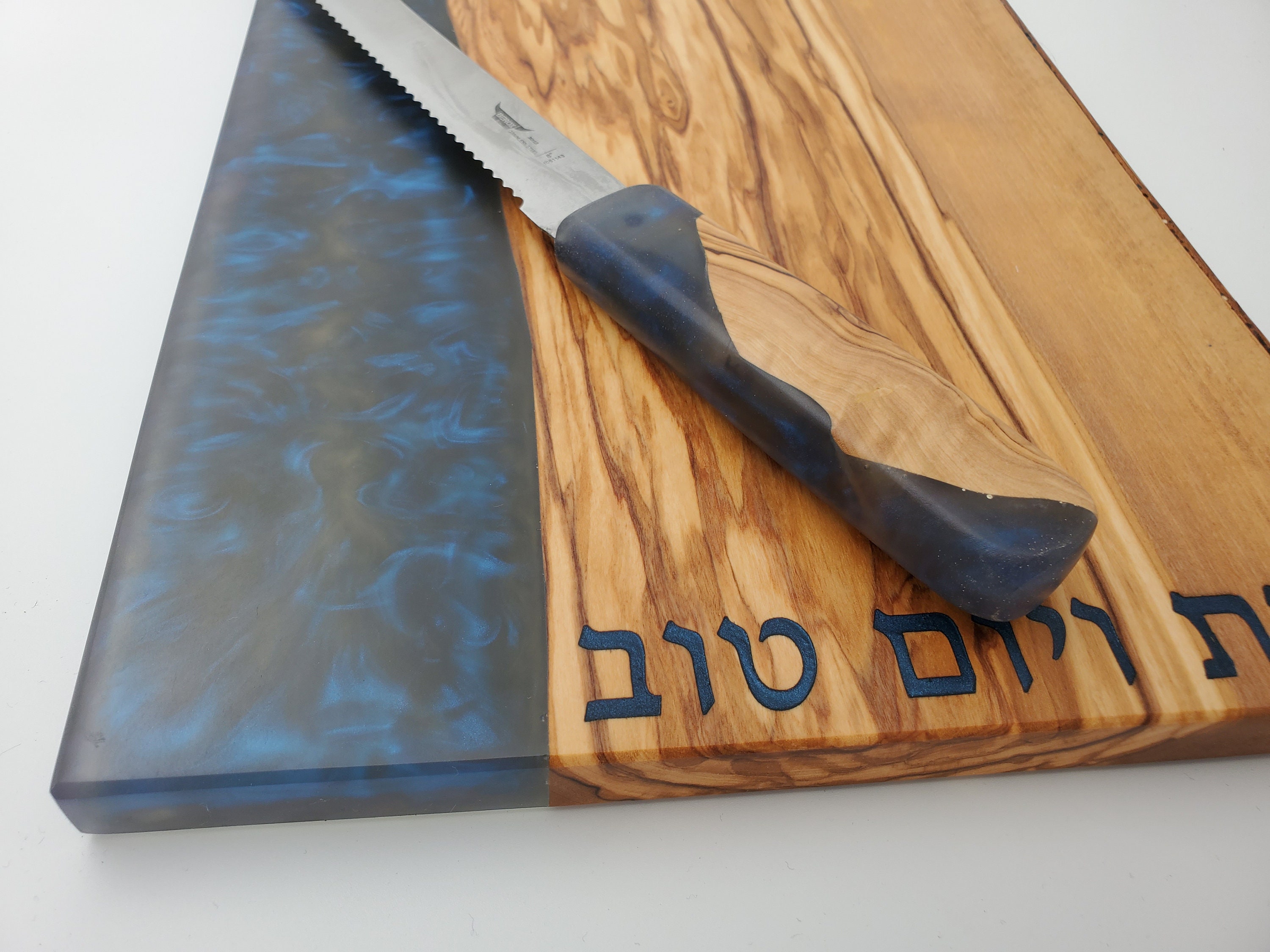 Couteau à pain en bois d'olivier et époxy -  France