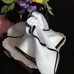 Serviettes de table blanches avec bordure noire, en polyester, serviettes de table blanches et noires Serviettes de table pour cocktail/dîner
