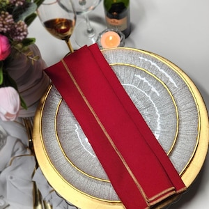 Rode servetten met gouden rand, feestelijk decor, klassieke kerst, circus vintage