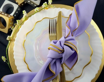 Tovaglioli color lavanda e oro, bordo con cuciture in raso dorato, decorazioni per matrimoni all'ingrosso, atmosfera da giardino etereo