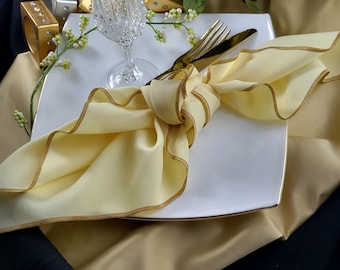 Tovaglioli giallo chiaro con bordo dorato, cucitura satinata / Eleganza agrumata fresca, stile costiero soleggiato