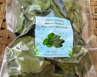 Può includere: Un sacchetto di plastica trasparente pieno di foglie di lime kaffir essiccate di colore verde. Il sacchetto ha un'etichetta che recita "Thai Farm Herbs Natural Product Dried Kaffir lime leaves NET WT.15 G Product of Thailand."
