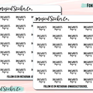 Puede incluir: Dos hojas de pegatinas con el texto "Hogwarts Legacy" en una fuente manuscrita. Las pegatinas están dispuestas en un patrón de cuadrícula. La marca "Magical Sticker Co" está en la parte superior y el identificador de Instagram en la parte inferior.