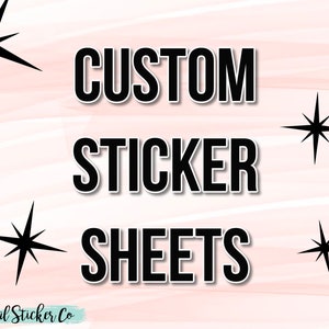 Może przedstawiać: Obraz przedstawia słowa „CUSTOM STICKER SHEETS” pogrubioną czcionką w kolorze czarnym z białym obrysem, na tle delikatnego różowego akwareli. Czarne rozbłyski gwiazd są rozrzucone wokół tekstu. Logo Magical Sticker Co. znajduje się na dole.