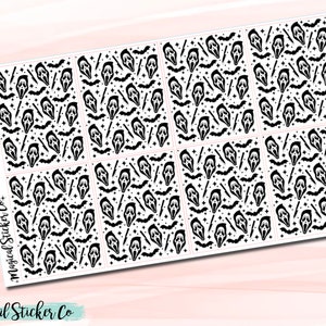 Könnte beinhalten: Ein Stickerbogen mit einem sich wiederholenden Muster aus schwarzen Scream-Masken, Fledermäusen und Sternen. Das Wort "SCREAM" ist vertikal auf der linken Seite aufgedruckt. Der Markenname "Magical Sticker Co" ist unten und links aufgedruckt.