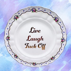 Plato decorativo "Vive y ríe" de 21,5 cm / Regalo irreverente para un amigo / Plato divertido para exhibir / Plato profano reciclado / Decoración de pared única / Salud mental
