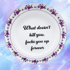 Piatto decorativo "What Doesn't Kill" da 6,5 pollici / Idea regalo femminista / Decorazione per la casa "Girl Power" / Piatto vintage irriverente da esporre / Piatto sfacciato riciclato